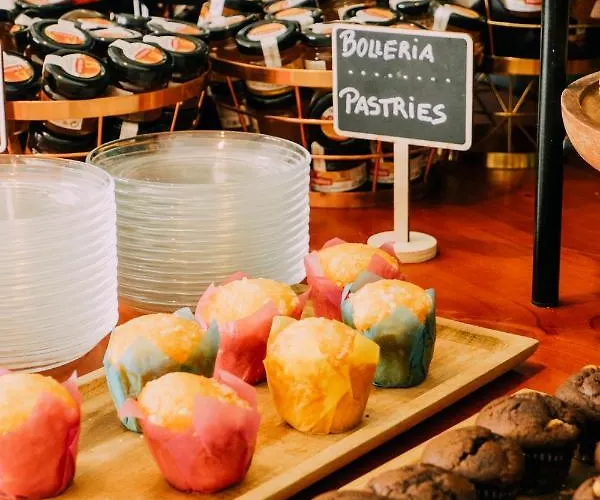 Subur Maritim מלון סיטגס