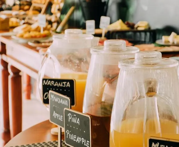 Subur Maritim מלון סיטגס