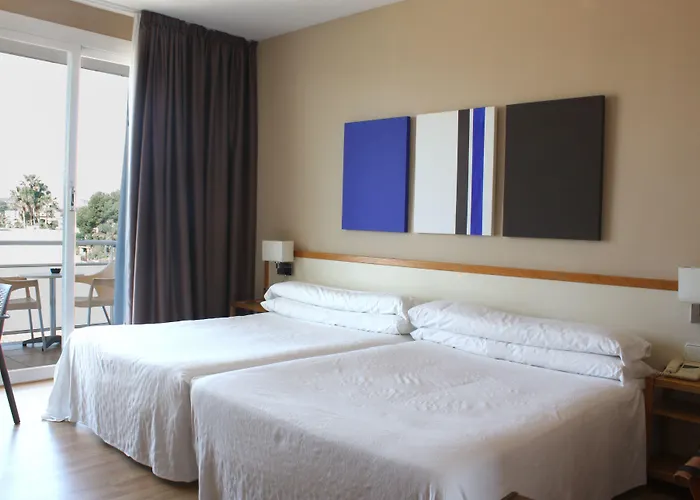 Subur Maritim 4* סיטגס