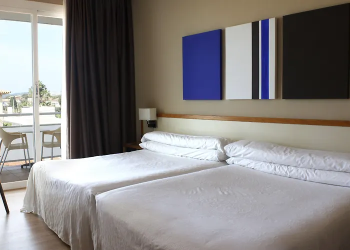 Subur Maritim 4* סיטגס